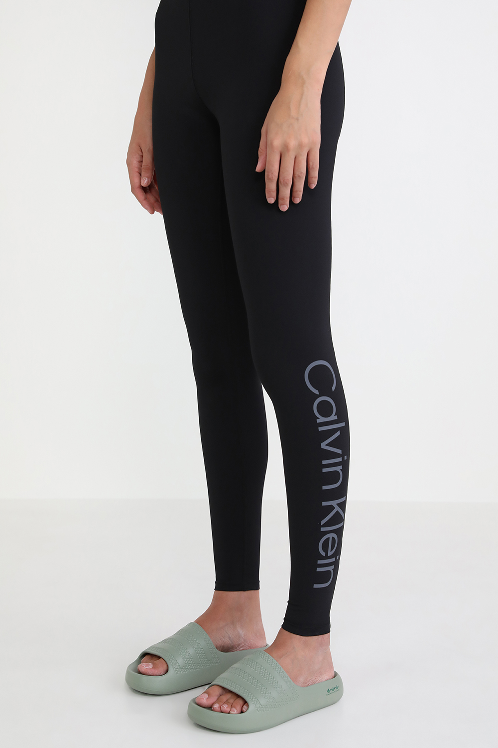 תמונת כל הלוק של כפכפי סליידס אדילט